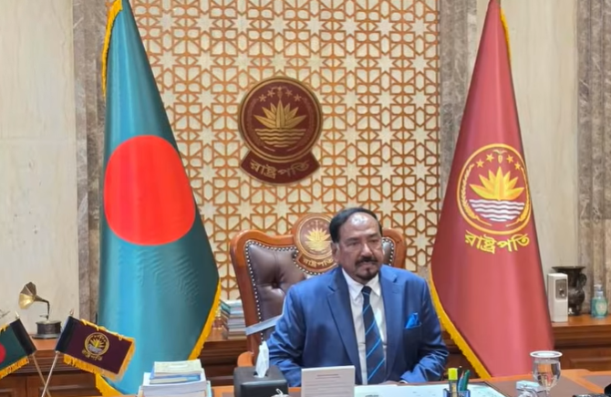 বঙ্গভবনে আনুষ্ঠানিক কার্যক্রম শুরু করলেন ভারপ্রাপ্ত রাষ্ট্রপ...